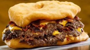 Ordenó una hamburguesa, se sorprendió con el menú y fue viral en Twitter: “Mirá si no me voy a pedir...”