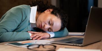 Por qué las personas se despiertan cansadas a pesar de haber dormido por varias horas.