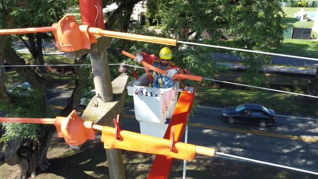 Personal de la EPE realizó por primera vez en la ciudad de Rafaela , departamento Castellanos, trabajos con tensión sin interrumpir el abastecimiento de electricidad.
