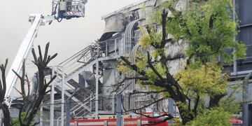 Al menos 20 dotaciones de bomberos trabajaron para apagar el voraz incendio en una panificadora de San Fernando, provincia de Buenos Aires.
