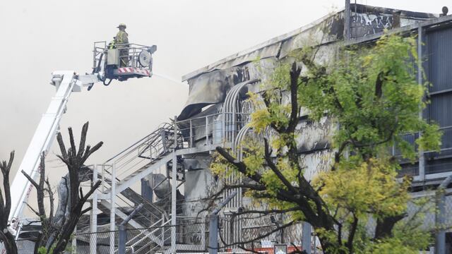 Al menos 20 dotaciones de bomberos trabajaron para apagar el voraz incendio en una panificadora de San Fernando, provincia de Buenos Aires.