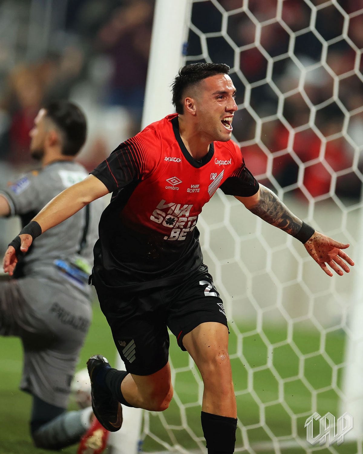 Gastón Benavidez seguirá jugando en el Paranaense ya que le comprará el pase a Talleres después del ascenso.