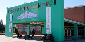 La niña atropellada por su padre llegó al Hospital Pediatrico Juan Pablo II sin vida.