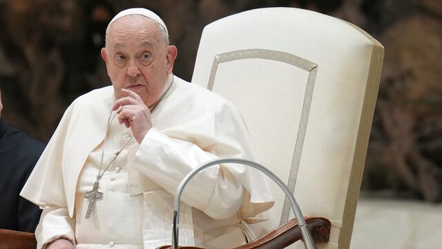 Un médico del Papa Francisco rompió el silencio y reveló: “No está fuera de peligro”. (AP Foto/Alessandra Tarantino)