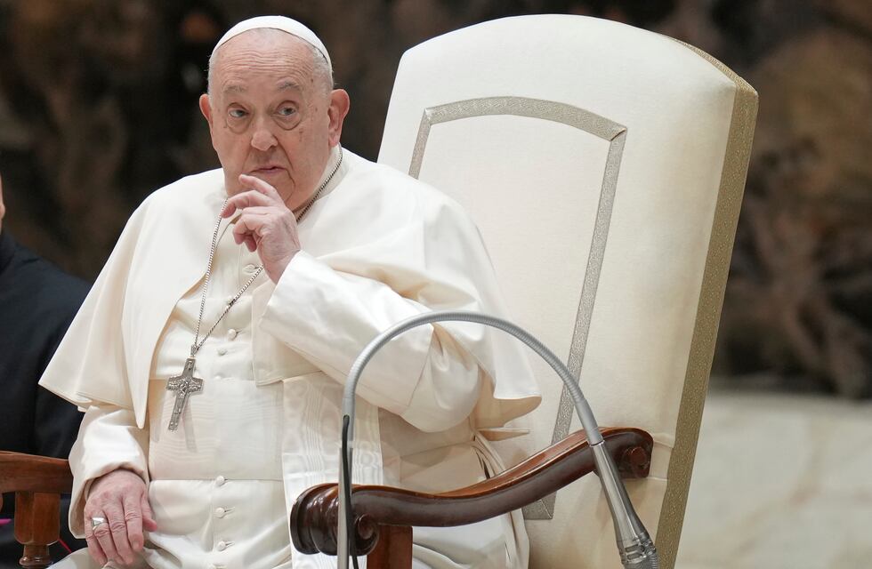 Un médico del Papa Francisco rompió el silencio y reveló: “No está fuera de peligro”