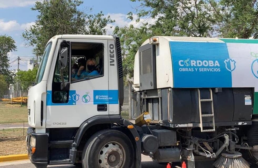 Por primera vez, mujeres manejarán camiones de barrido en Córdoba