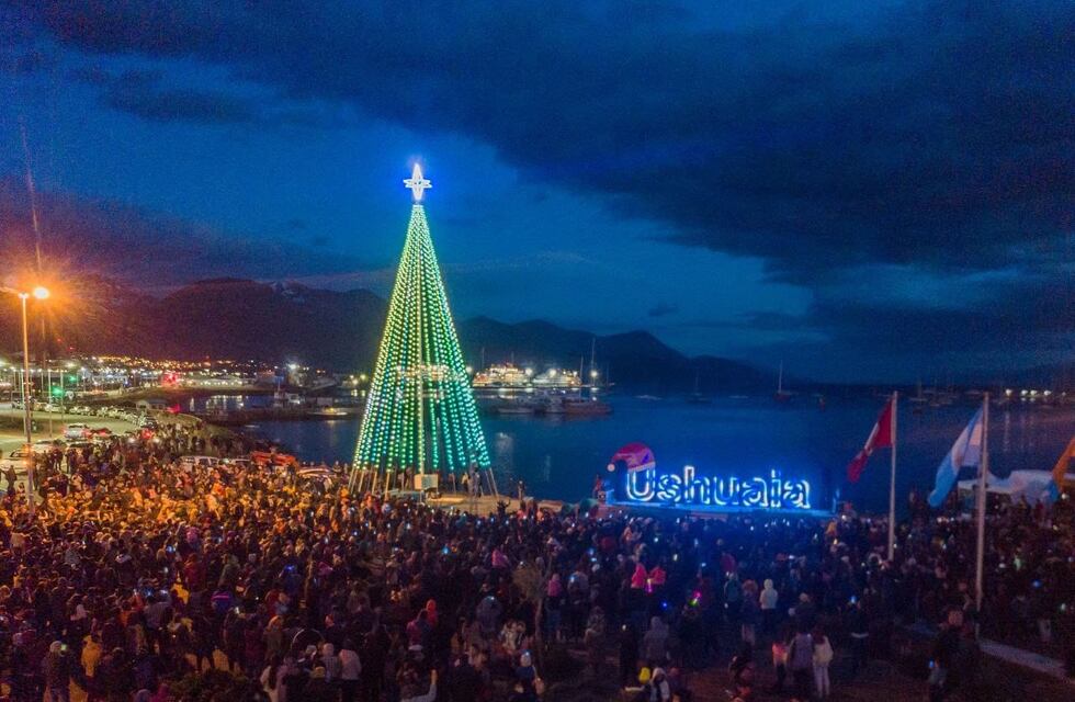 Ushuaia: Con show de música y luces, se encendió el Árbol de Navidad junto al Canal de Beagle