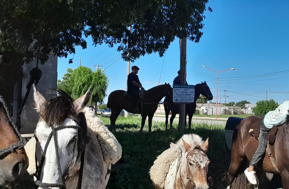 Caravana a caballo y globos blancos para despedir a Agustín en el día de su cumpleaños