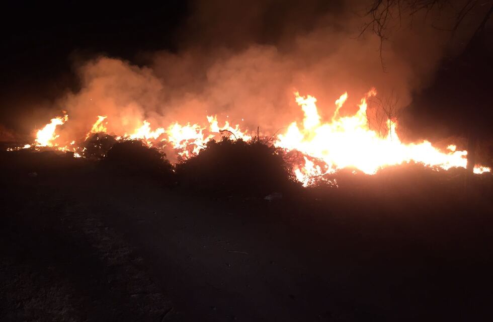 Se incendió un basural de Parque Síquiman y los bomberos contuvieron el fuego