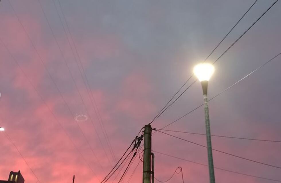 Video: en medio de la noche, volvió a aparecer un OVNI en el cielo de Santiago del Estero