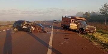 Automovil chocó contra una camioneta que estaba en la banquina y murió el acompañante - Ruta 105 Garupá