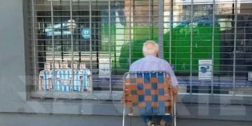 El abuelo que vio la semifinal en la vidriera enterneció al país.