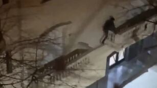 El ladrón huyendo por los balcones.