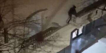 El ladrón huyendo por los balcones.