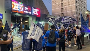 Trabajadores protestaron frente al casino de Carlos Paz por irregularidades salariales. Gentileza: Diario de Carlos Paz