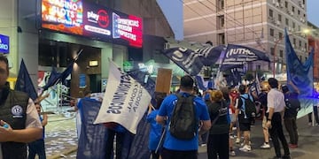 Trabajadores protestaron frente al casino de Carlos Paz por irregularidades salariales. Gentileza: Diario de Carlos Paz