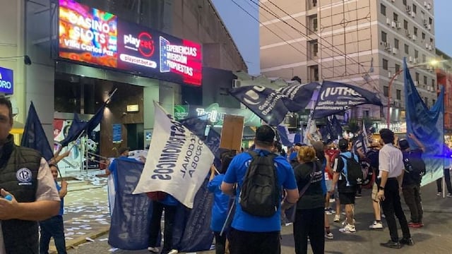 Trabajadores protestaron frente al casino de Carlos Paz por irregularidades salariales. Gentileza: Diario de Carlos Paz