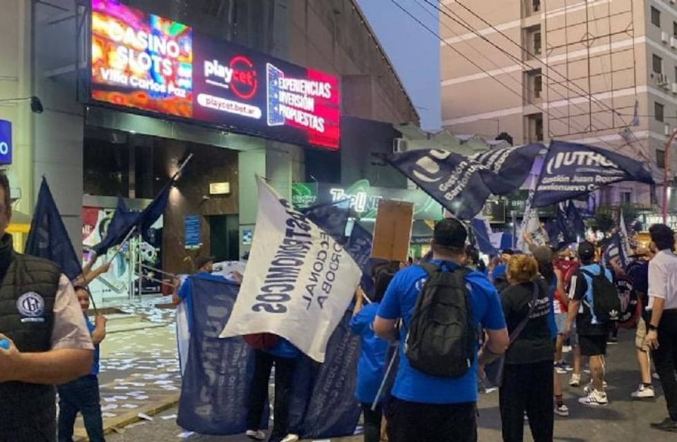 Trabajadores protestaron frente al casino de Carlos Paz por irregularidades salariales