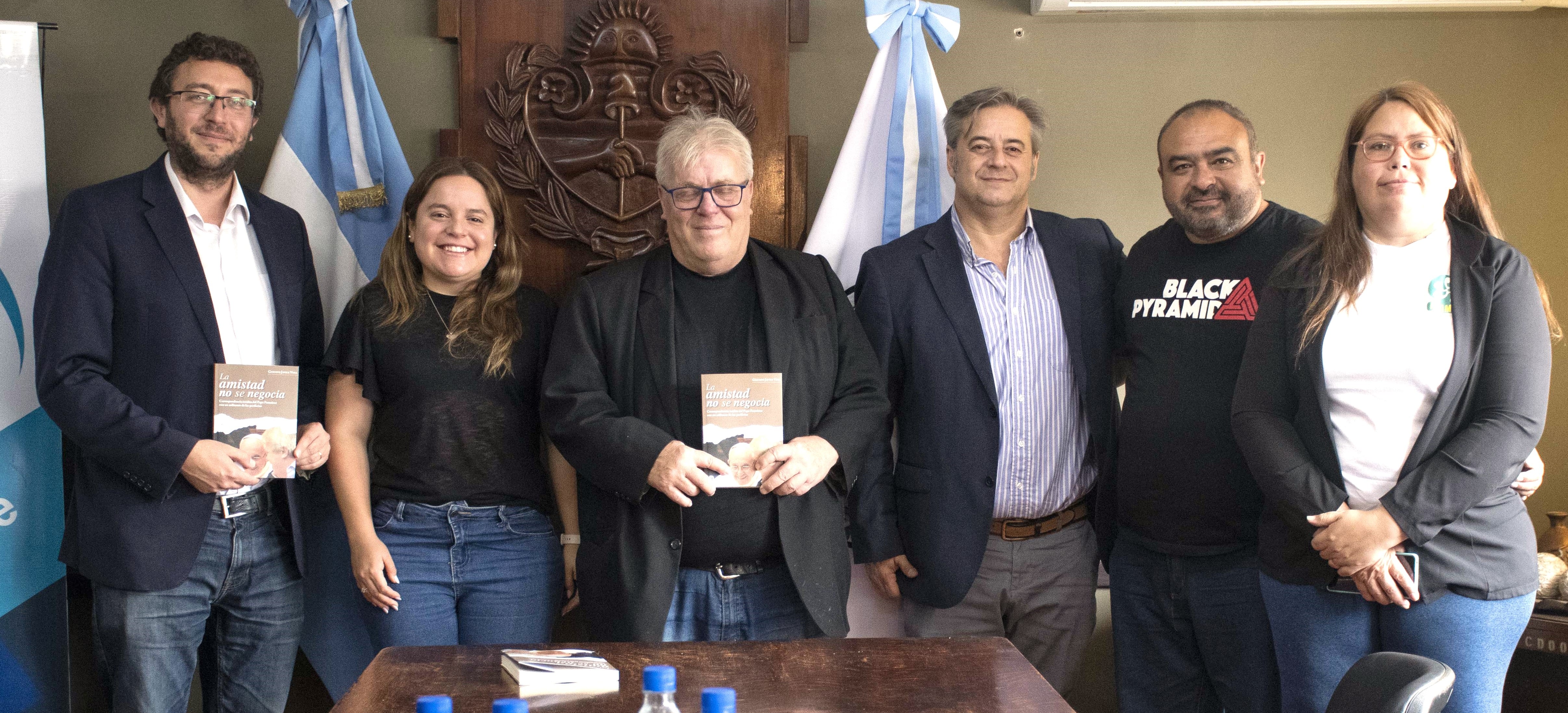 Los concejales Leandro Giubergia, Melisa Silva y Gastón Millón recibieron al presidente de La Alameda, Gustavo Vera (al centro), y demás referentes de la fundación.