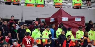 La muerte de un hincha de River obligó a la suspensión del partido en el Monumental. (Fotobaires)