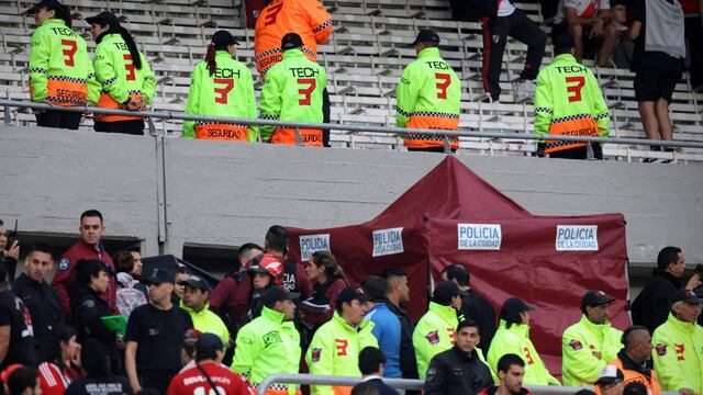 La muerte de un hincha de River obligó a la suspensión del partido en el Monumental. (Fotobaires)