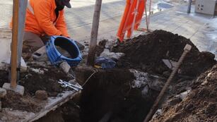 Servicio Municipal de Agua. Reparación de un caño averiado en el Centro Oeste.