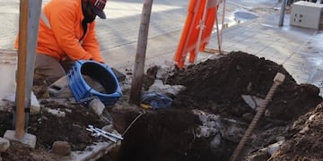 Servicio Municipal de Agua. Reparación de un caño averiado en el Centro Oeste.