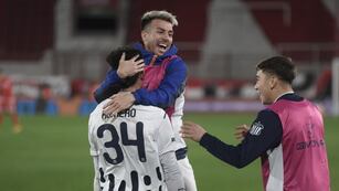 La felicidad de Julio Buffarini y David Romero, autor del gol, es la de todos Talleres. Que le sigue dando pelea a River (Federico López Claro).