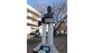 Ofrenda floral en recuerdo a Perón, a 49 años de su fallecimiento