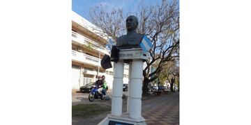 Ofrenda floral en recuerdo a Perón, a 49 años de su fallecimiento