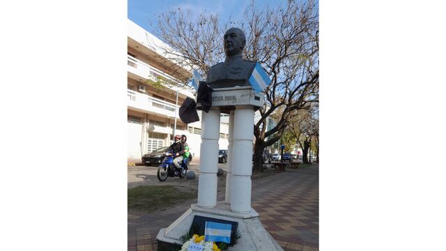 Ofrenda floral en recuerdo a Perón, a 49 años de su fallecimiento