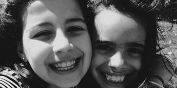 Victoria junto a Daira, su mejor amiga