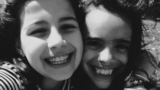 Victoria junto a Daira, su mejor amiga