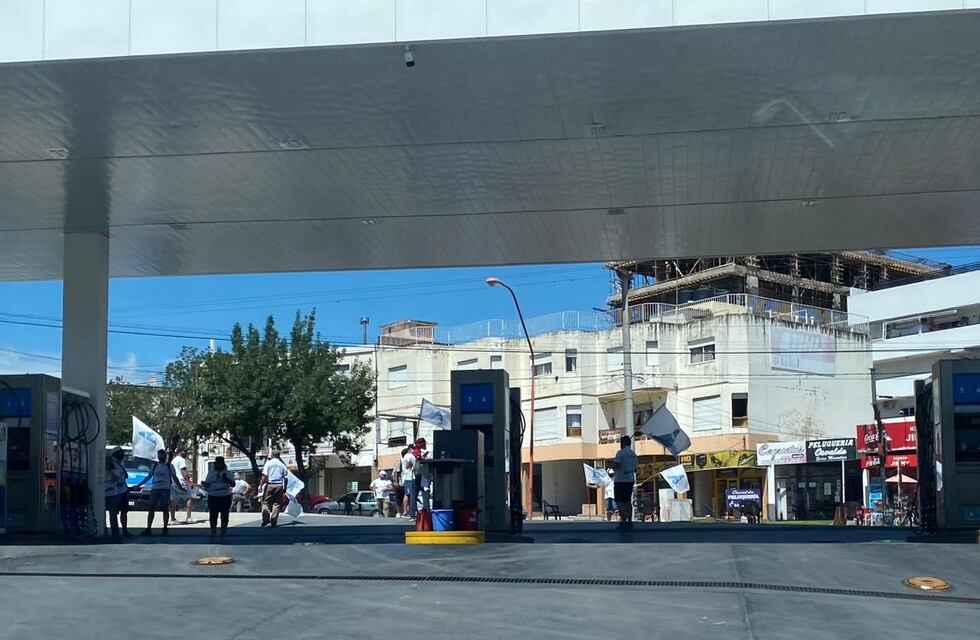 La estación YPF Villafuel volvió a reincorporar a los empleados despedidos en mayo