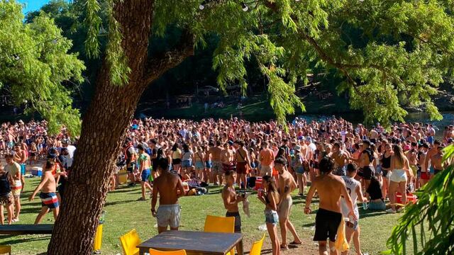 Cientos de jóvenes sin respetar el distanciamiento ni medidas sanitarias.