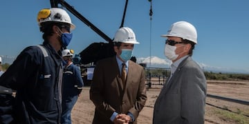 El Gobernador, Rodolfo Suarez y el ministro de Economía, Enrique Vaquié visitaron el puesto Poso Cercado Oriental, recuperado por el plan Mendoza Activa. Gentileza Gobierno de Mendoza