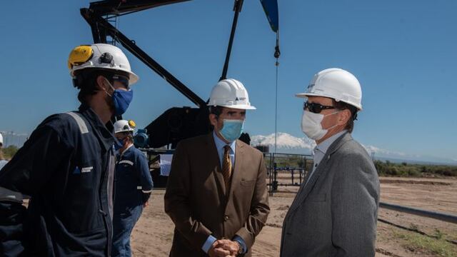 El Gobernador, Rodolfo Suarez y el ministro de Economía, Enrique Vaquié visitaron el puesto Poso Cercado Oriental, recuperado por el plan Mendoza Activa. Gentileza Gobierno de Mendoza