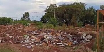 Vecinos de Puerto Iguazú denuncian descarga ilegal de residuos municipales.