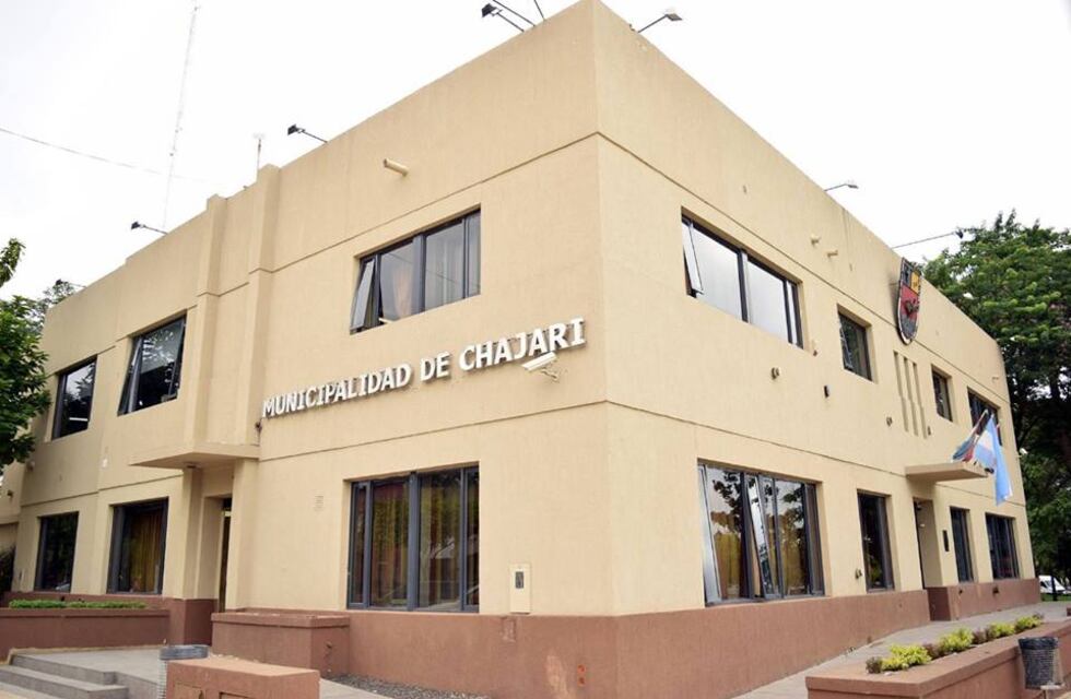 En rechazo a las nuevas restricciones, un grupo de personas prendió fuego frente al municipio de Chajarí