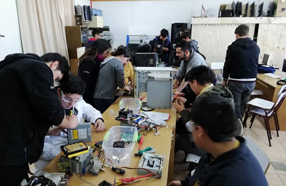 Es hipoacúsico y la virtualidad no lo frenó: se consagró campeón en una competencia de robótica