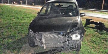 El automóvil es un Chevrolet Corsa.