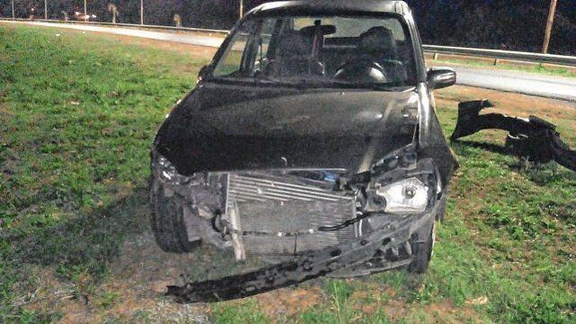 El automóvil es un Chevrolet Corsa.