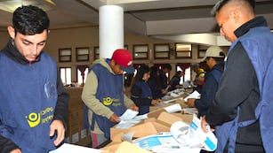 Mientras avanzaba la capacitación a delegados escolares en distintos puntos de la provincia, en en el centro de operaciones electoral ubicado en la Sociedad Española se preparaba las urnas para el 11 de mayo.