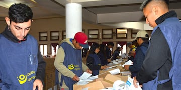 Mientras avanzaba la capacitación a delegados escolares en distintos puntos de la provincia, en en el centro de operaciones electoral ubicado en la Sociedad Española se preparaba las urnas para el 11 de mayo.