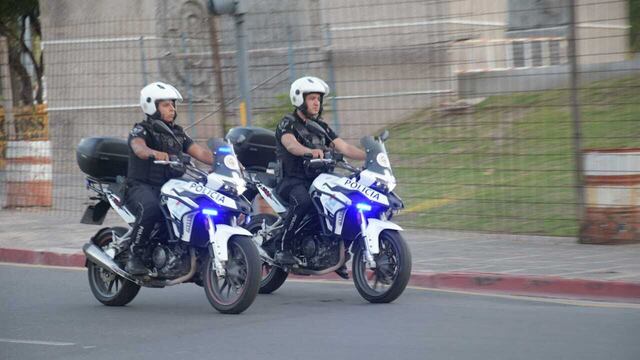 Escuadrón motorizado de la Policía de Córdoba, patrullando en Nueva Córdoba. (La Voz)