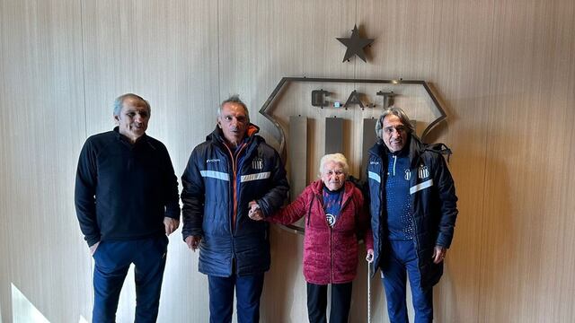 Humberto Bravo, Tito Ocaño y la Rana Valencia junto a Marta, cumpliéndole un sueño. (La Voz)