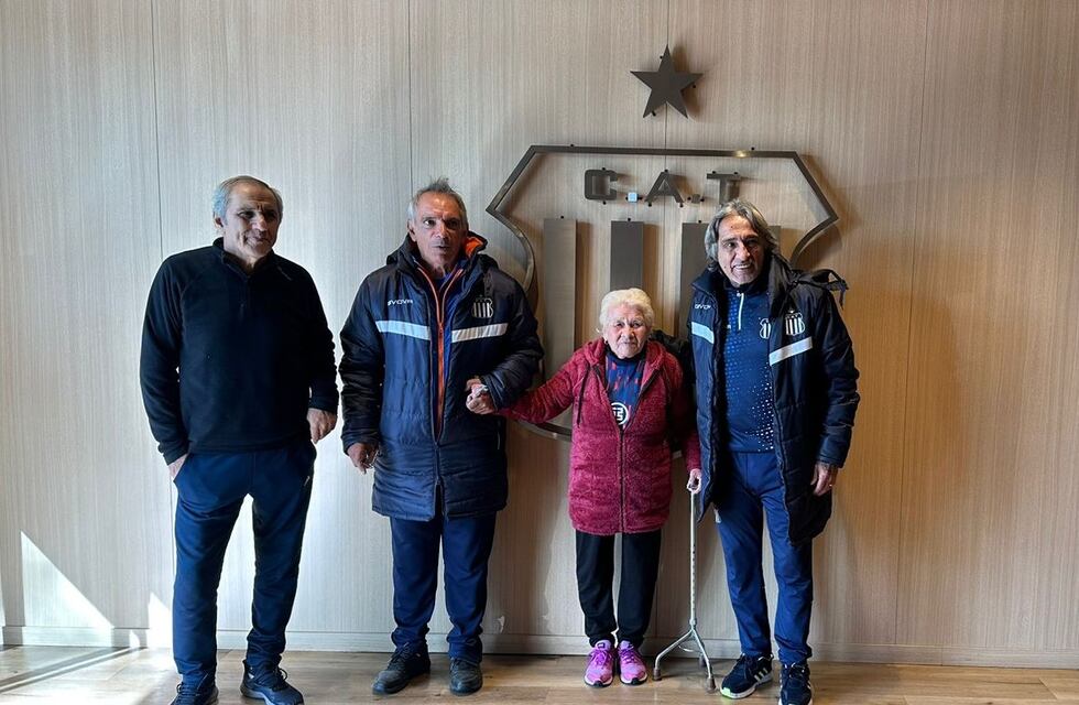 Final feliz: la abuela que se emocionó con el regalo de la camiseta de Talleres pudo conocer al plantel