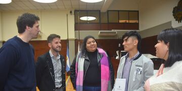 Adriano Morone, Martín Fellner, Agustina Guzmán, Cristian Zumbay y Natalia Guevara, en el recinto de sesiones de la Legislatura provincial, donde el joven periqueño recibió el documento que destaca su labor.
