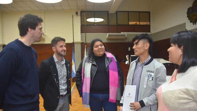 Adriano Morone, Martín Fellner, Agustina Guzmán, Cristian Zumbay y Natalia Guevara, en el recinto de sesiones de la Legislatura provincial, donde el joven periqueño recibió el documento que destaca su labor.