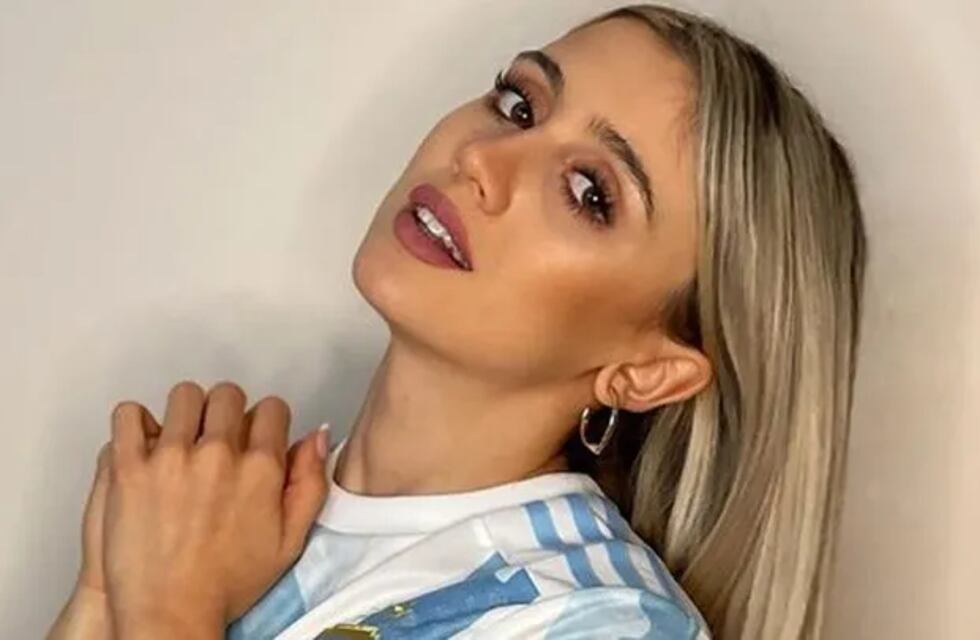 Morena Beltrán se sumó al estilo sastre con fotos frente al espejo, pero le agregó su toque sport